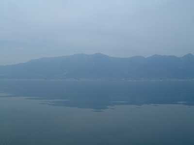 ベタ凪の湖面に映る蓬莱山